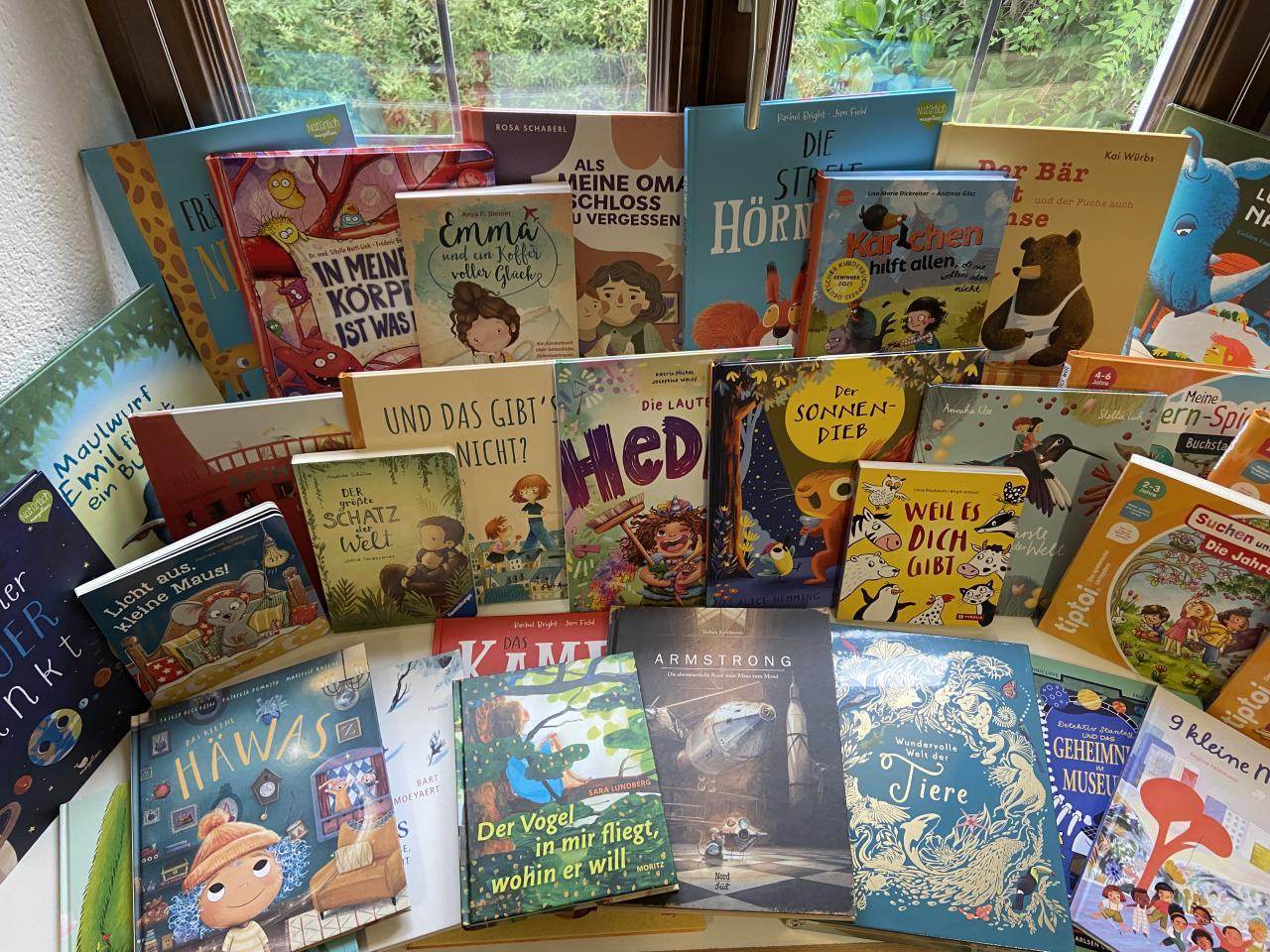 Neue Kinderbücher September 2025 - Büchertisch