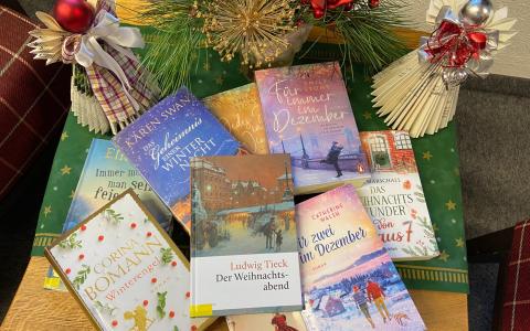 Weihnachtstisch mit Büchern